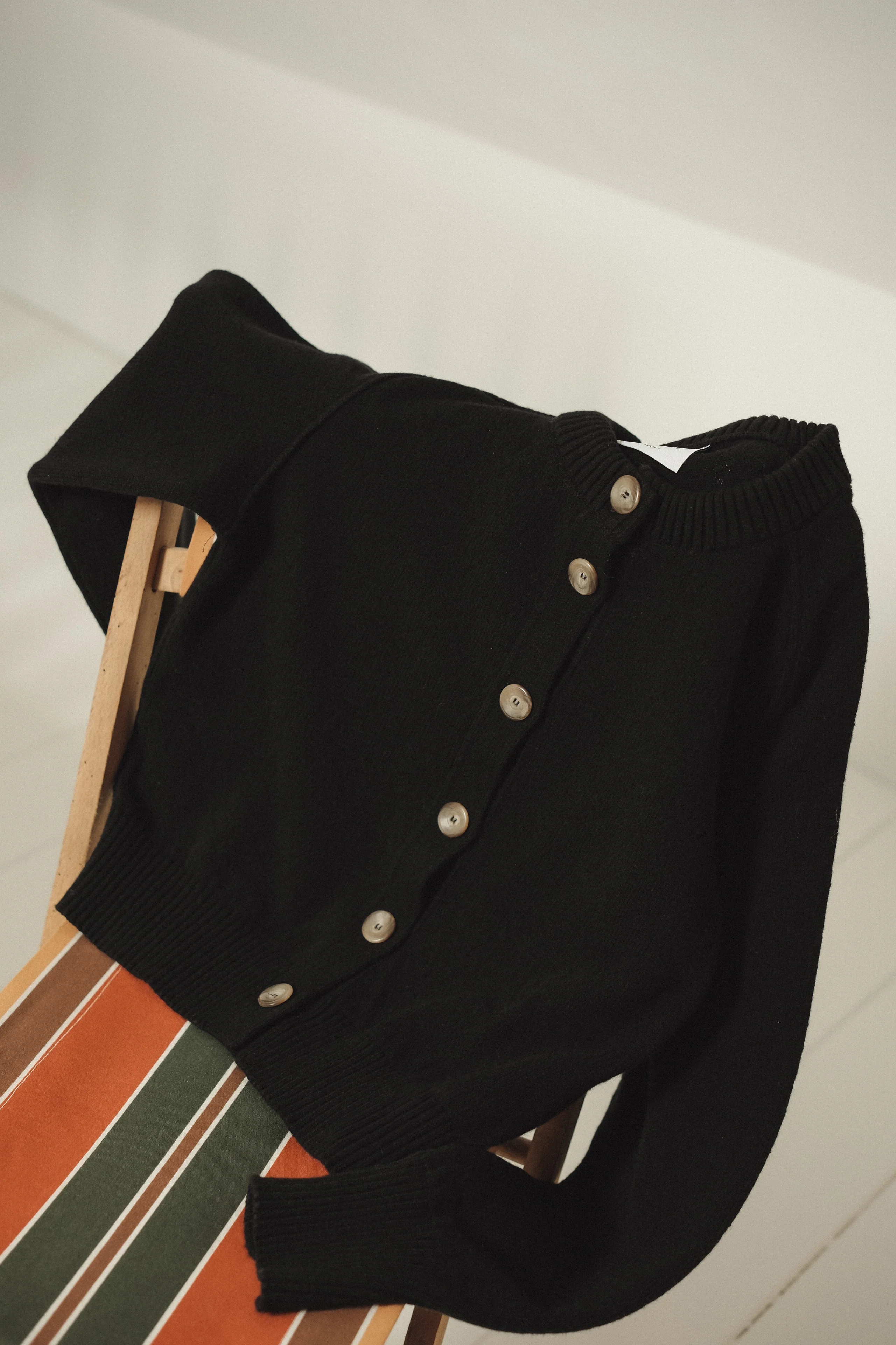 Cardigan noir en laine mérinos pour femme - Image 10