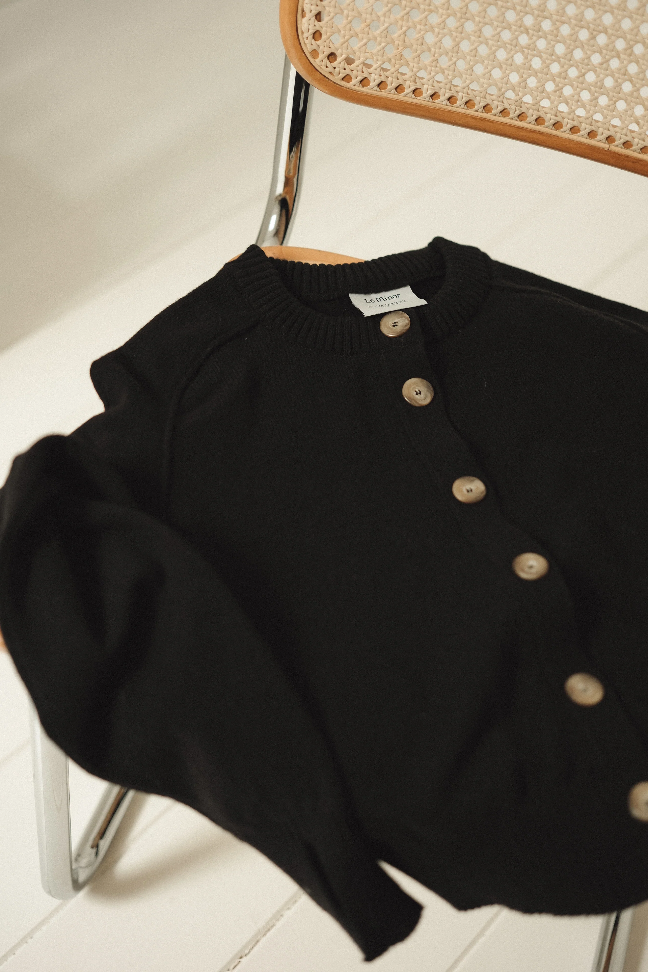 Cardigan noir en laine mérinos pour femme - Image 11