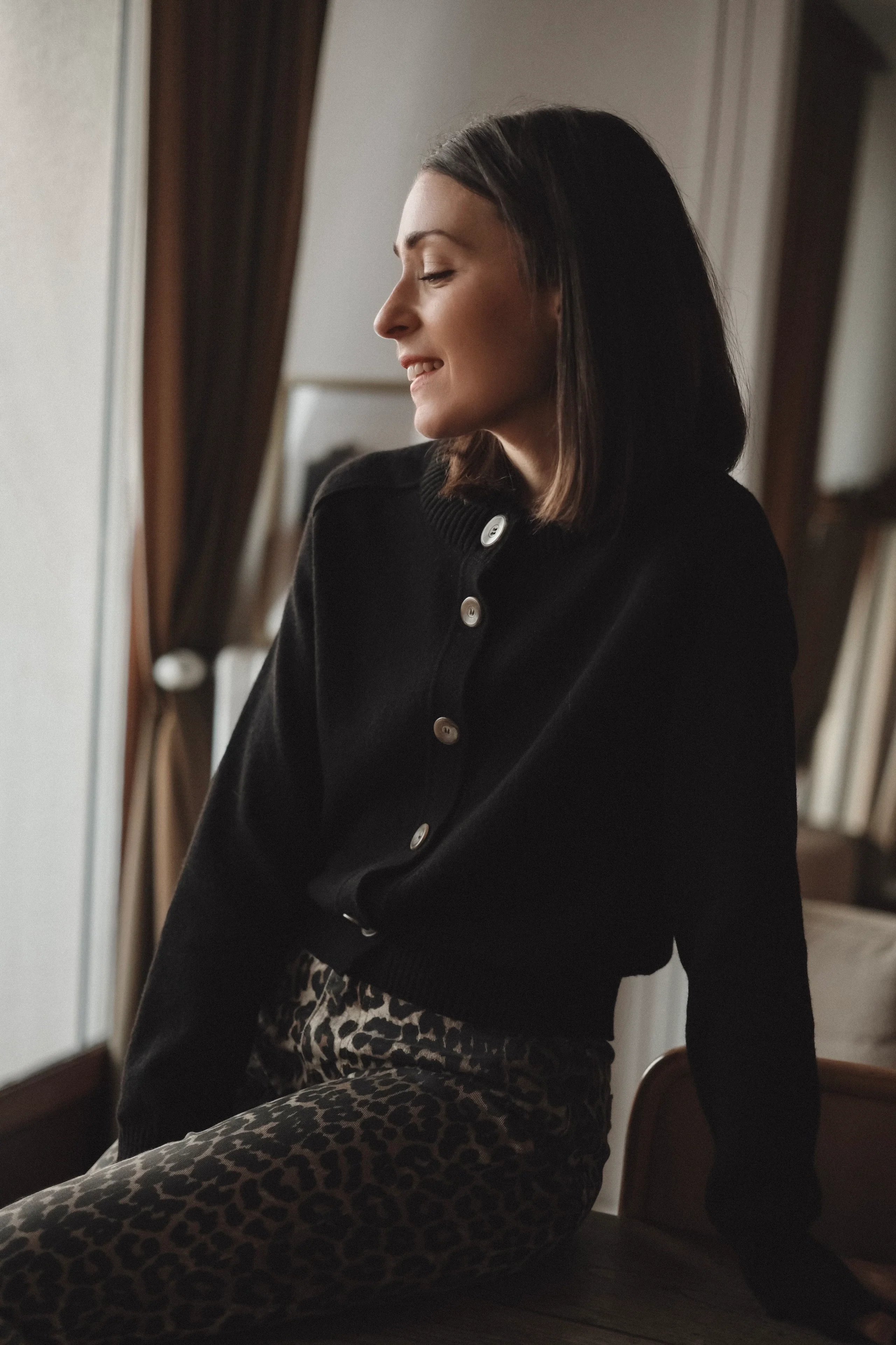 Cardigan noir en laine mérinos pour femme - Image 4