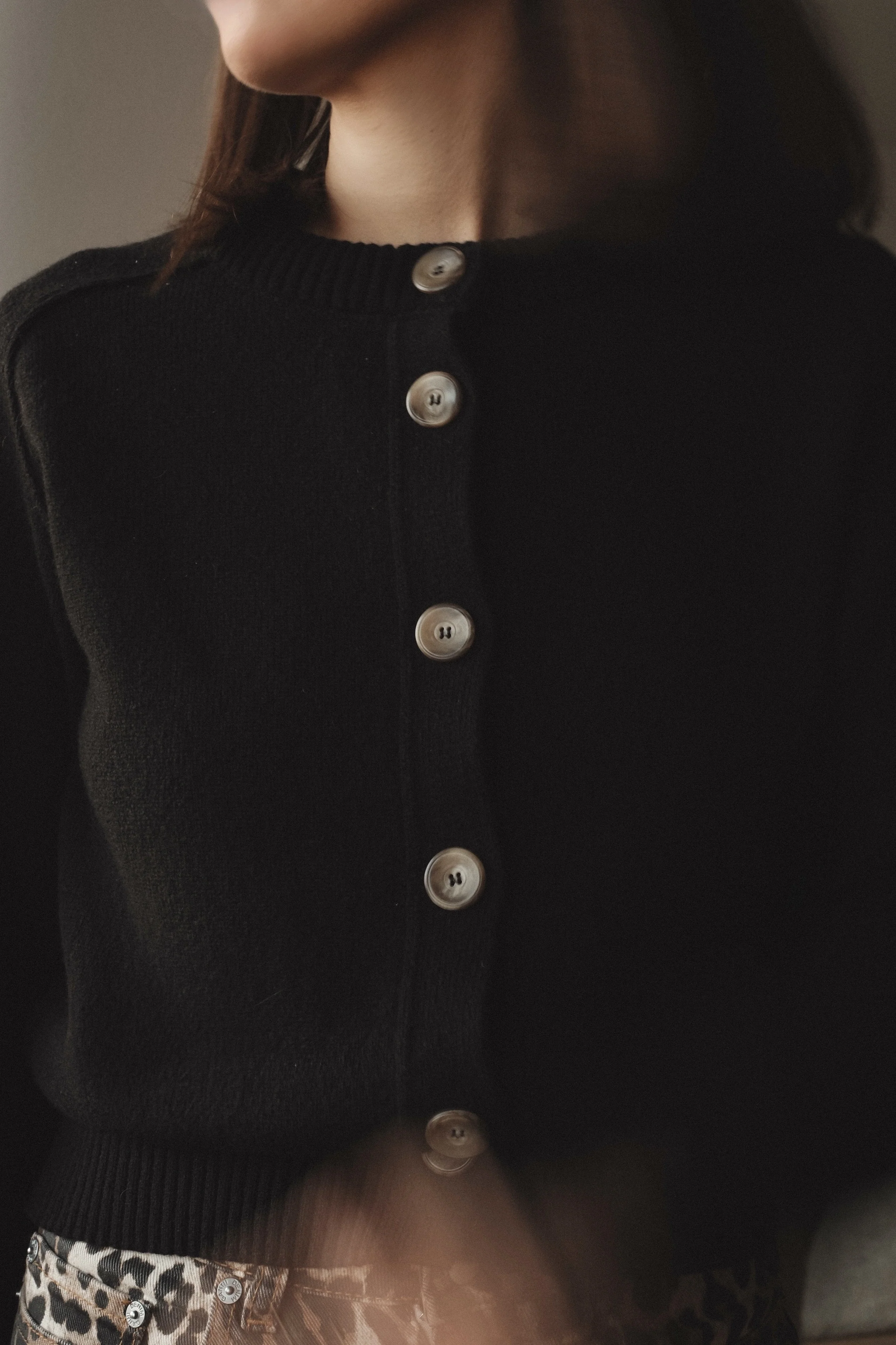 Cardigan noir en laine mérinos pour femme - Image 7