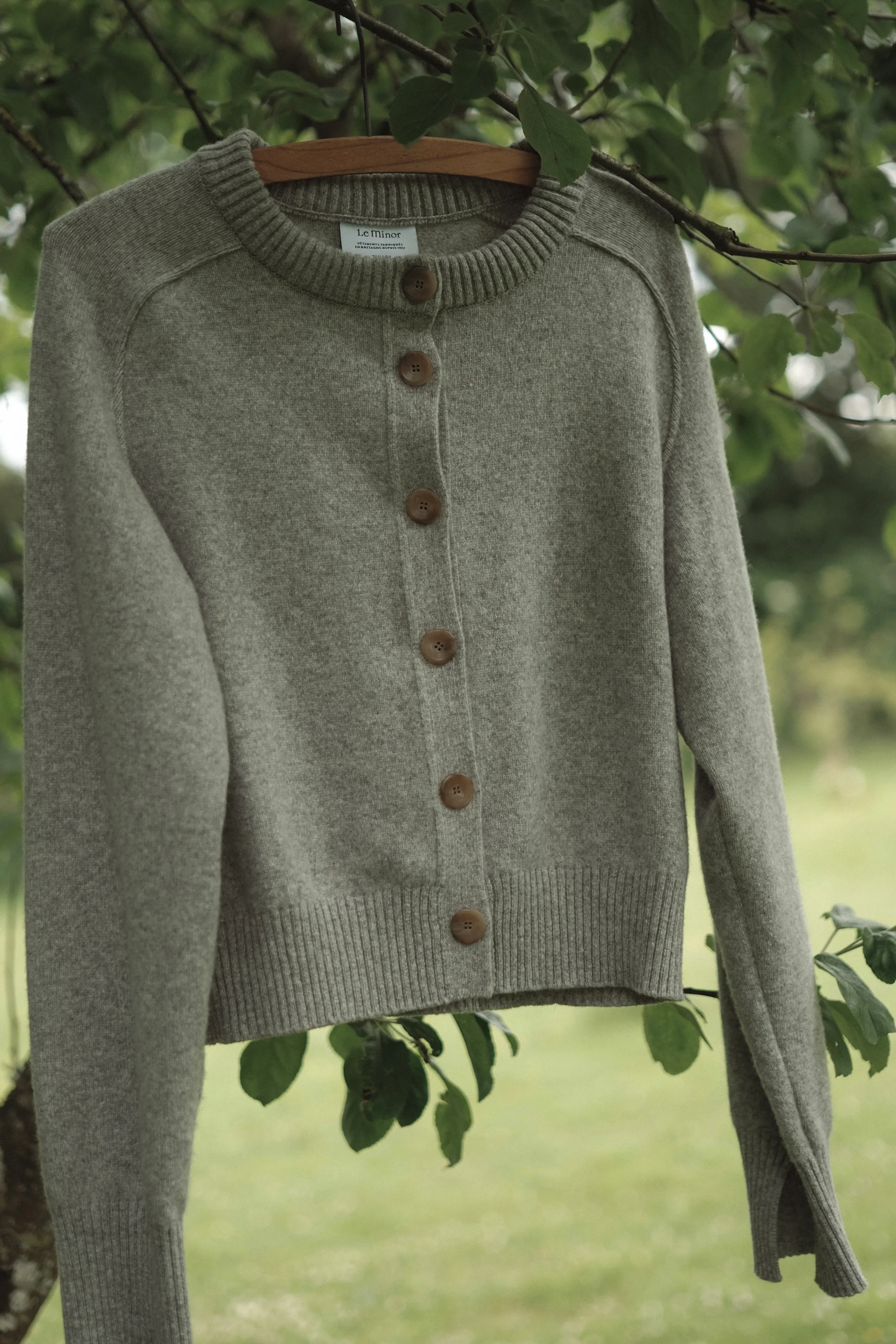 Cardigan gris clair en laine mérinos pour femme - Image 5