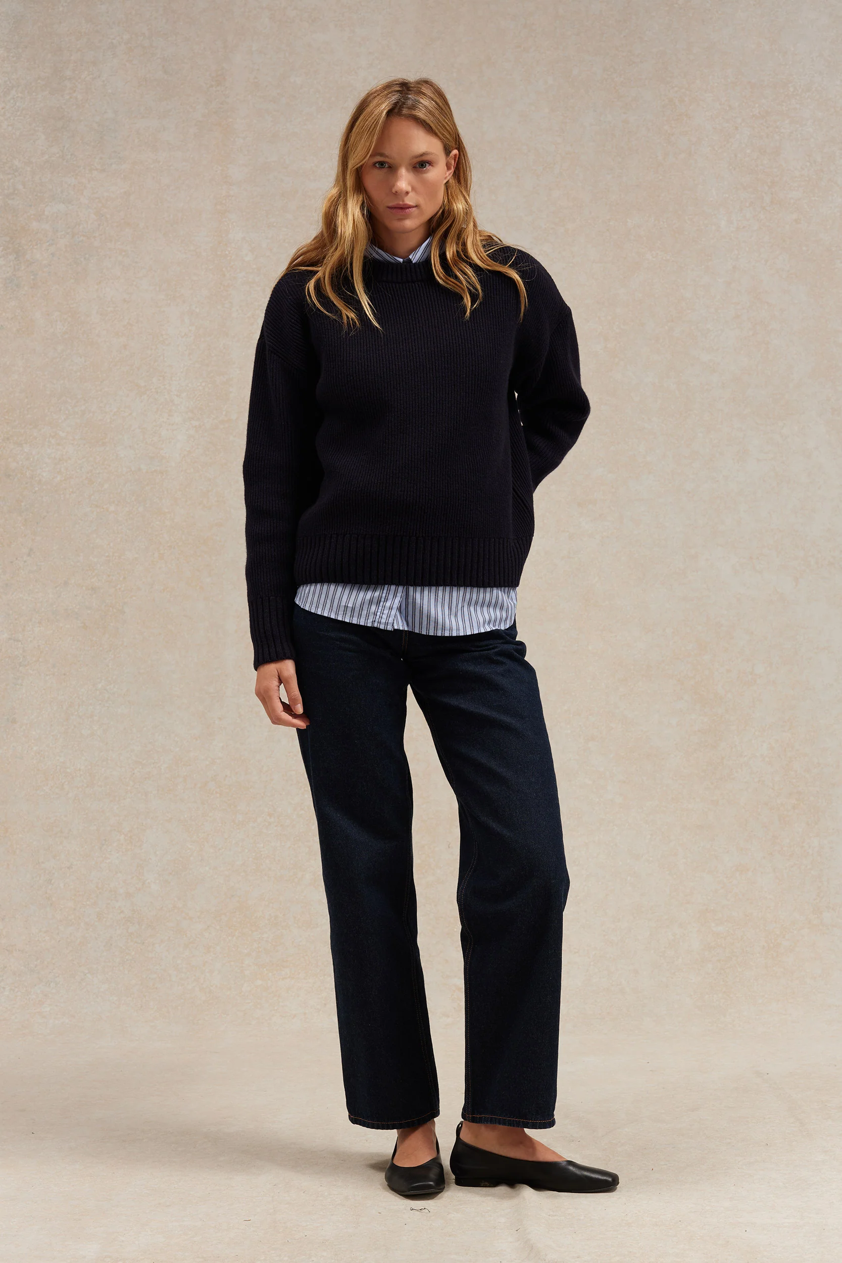 Pull femme col rond bleu marine en côtes anglaises - Image 3