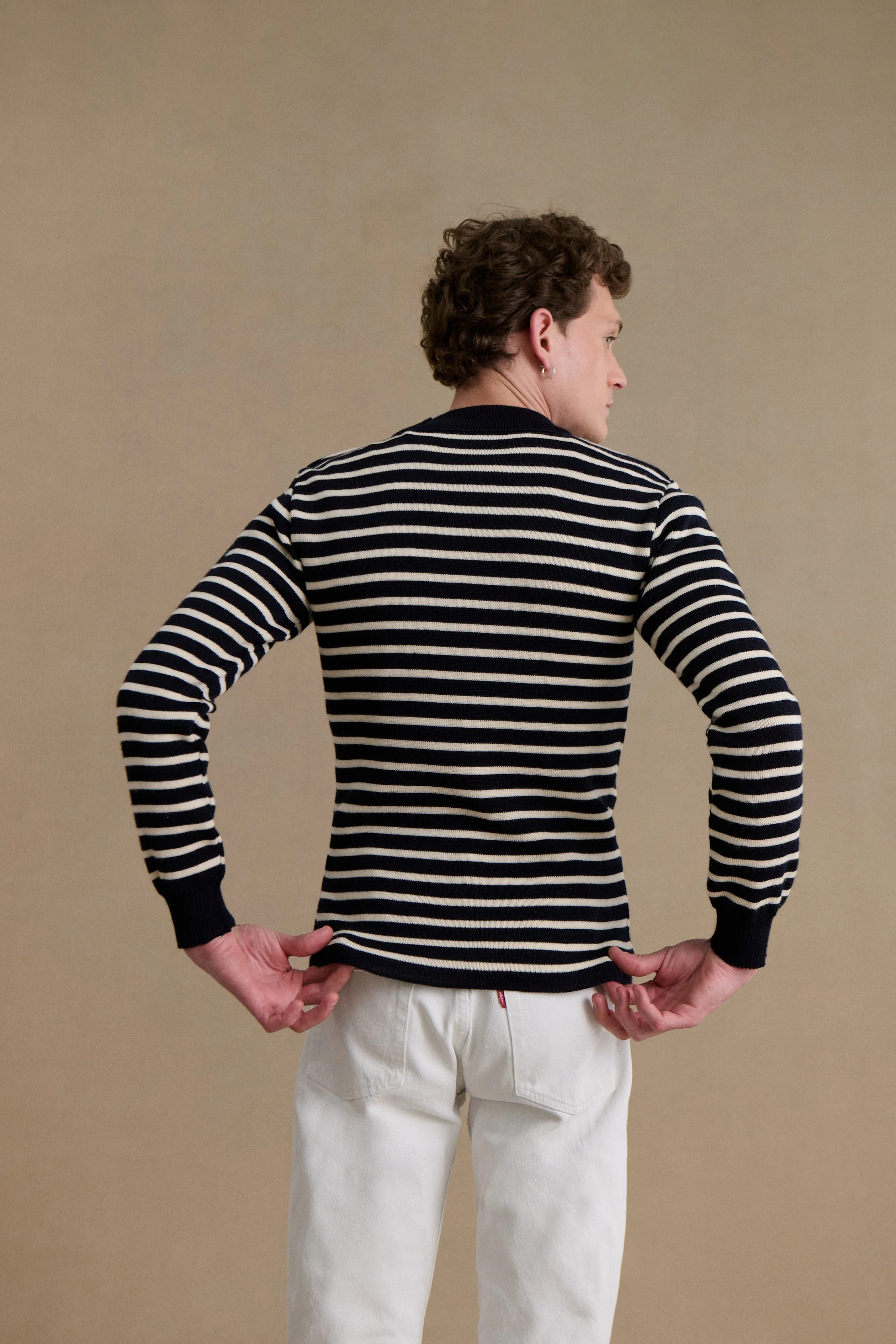 Pull marin rayé marine et écru pour homme - Image 3