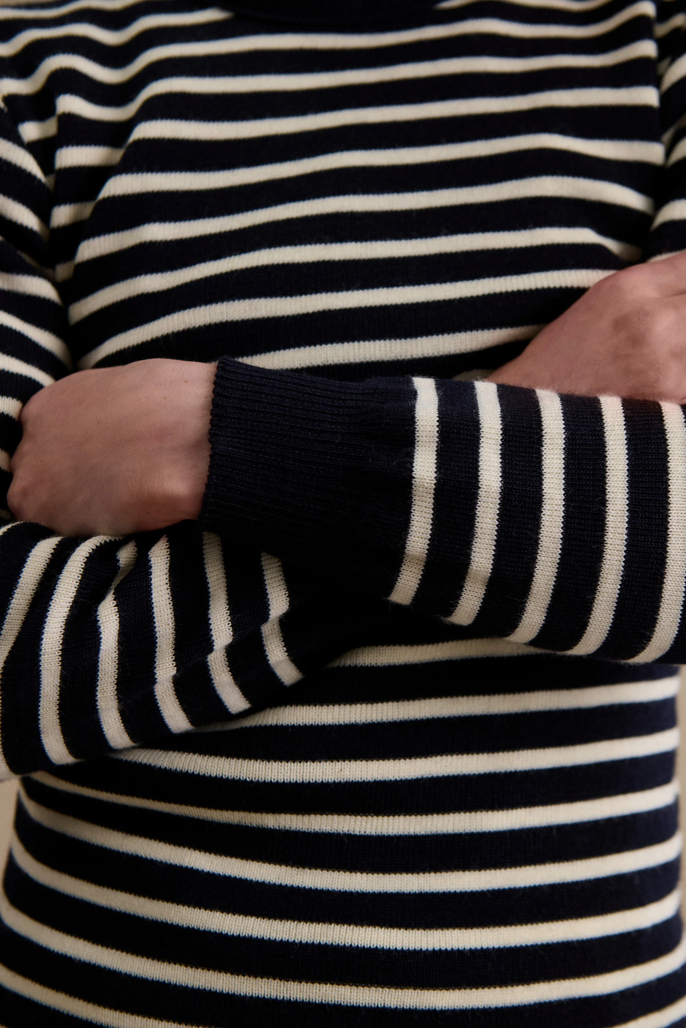 Pull marin rayé marine et écru pour homme - Image 4